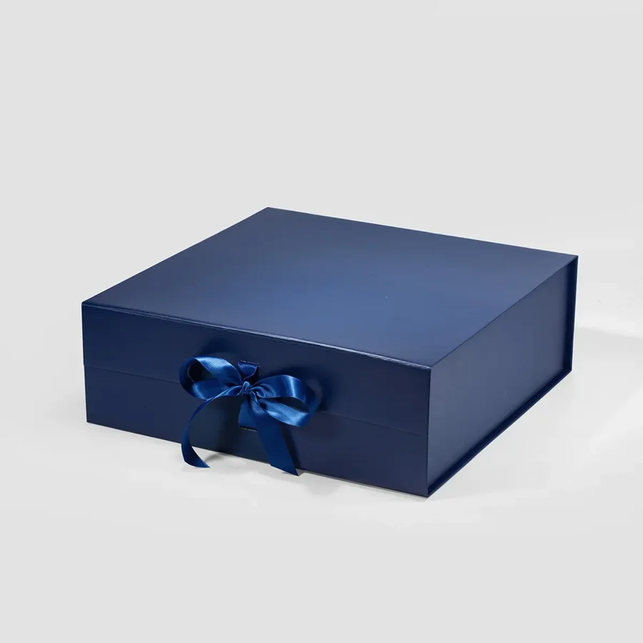 Pudełko Magnetyczne Granatowe Z Wstążką 330x330x115mm(zew) Prezentowe