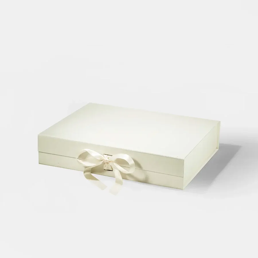 Pudełko Magnetyczne 330x255x70mm(zew) A4 Kość Słoniowa Ze Wstążką