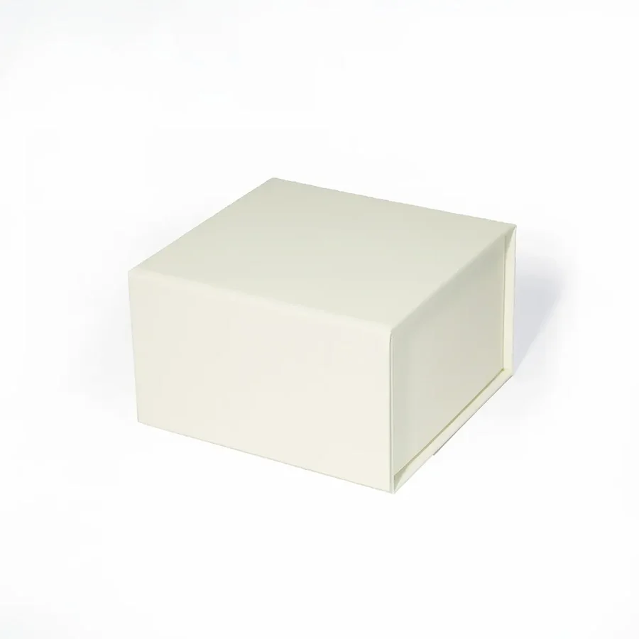 Małe pudełko magnetyczne prezentowe kość słoniowa 102x102x64 mm